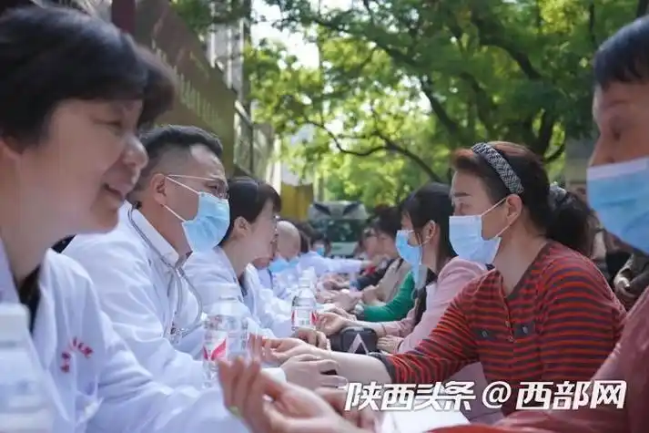 20余位中医专家现场问诊西安一医院开展公益义诊