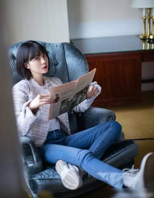 真不愧是腿精代表李溪芮穿紧腿裤又盘腿坐结果竟没木棍粗