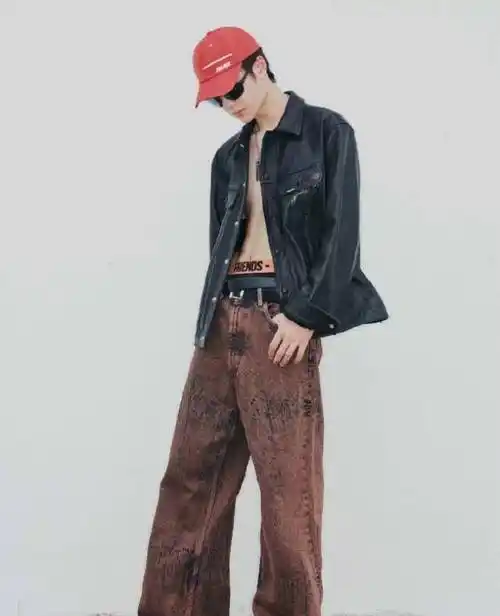 你们看王一博这穿起皮衣后故意敞开大秀腹肌的形象也是异常撩人的吧