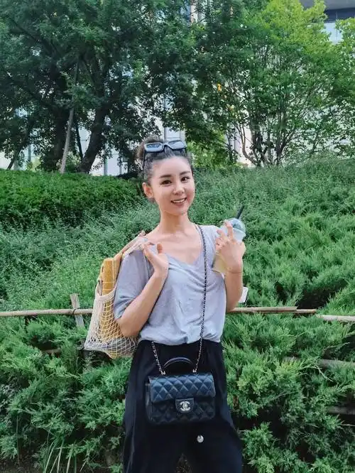 李小萌罕见晒二娃照片,穿条纹睡衣扎丸子头,圆脸,微胖真减龄_显得