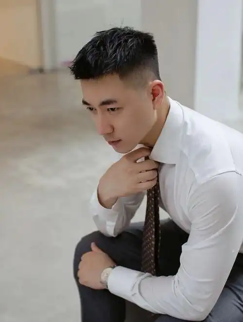 花几十块理发只会"稍微剪短"?试试这3款短发,潮流又帅气