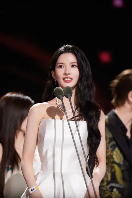 刘些宁超话丨#2023爱奇艺尖叫之夜#纯白梦境中氤氲复古的浪漫,清澈