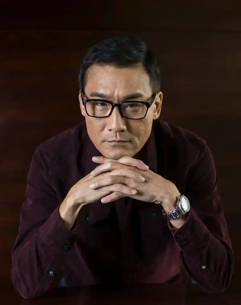 最近,香港掀起了一场声势浩大的争议风暴,源于一位