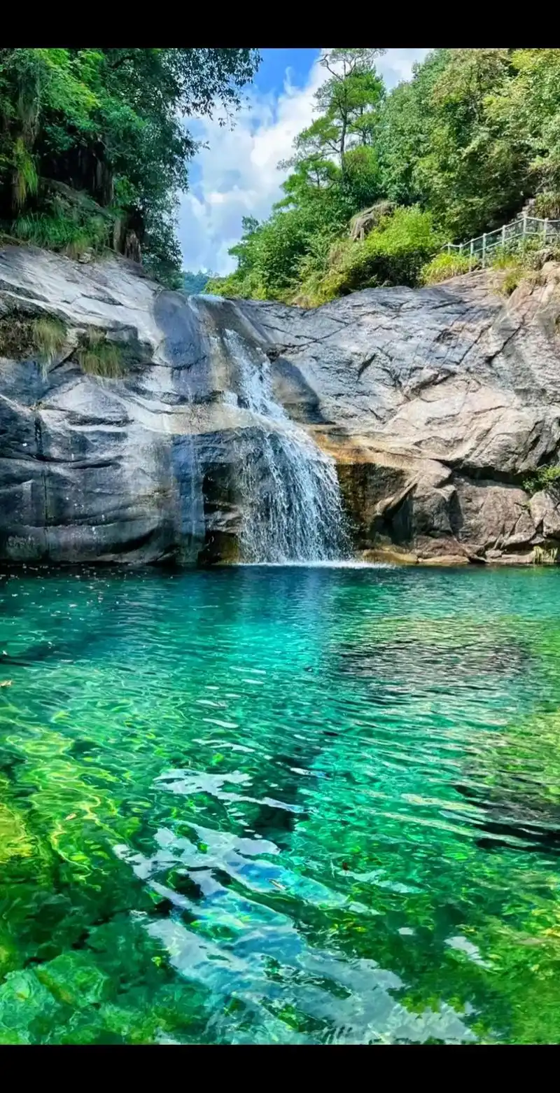 黄山翡翠谷景区.离黄山不远处有一个隐秘打卡地~翡翠谷,水底的 - 抖音