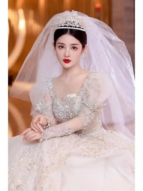 新娘主婚纱白纱造型皇冠造型