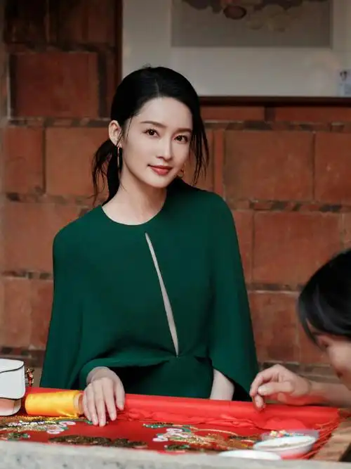 李沁今天的造型美到了,一身翡翠绿拖地长裙礼服,配上简单大气的发型