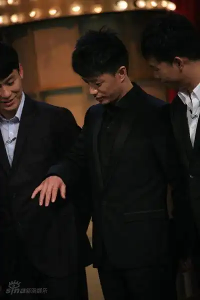 图文:团剧东方--段奕宏在拍戏中炸伤右手_影音娱乐_新浪网