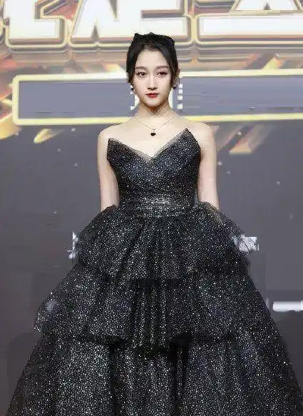 迪丽热巴关晓彤罕见同框比美,两人被曝全程零交流,网友:都很美_鹿晗