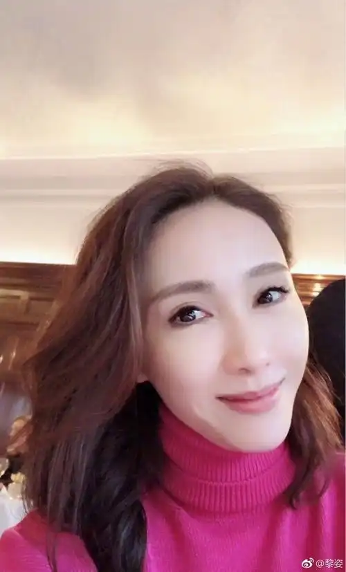 1/ 6 3月6日,李若彤在社交平台上晒出了自己在健身后的照片,素颜的她