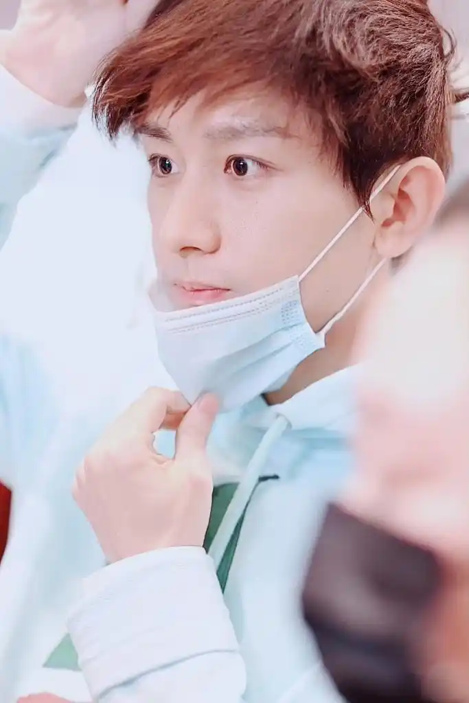 成毅穿蓝卫衣变阳光帅气校草02伸手摘口罩素颜能打