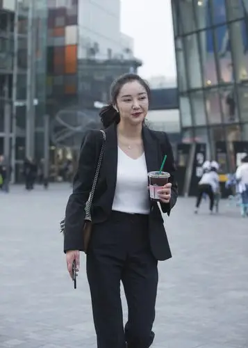 三里屯街拍,西装这样穿,气场与腿长同在