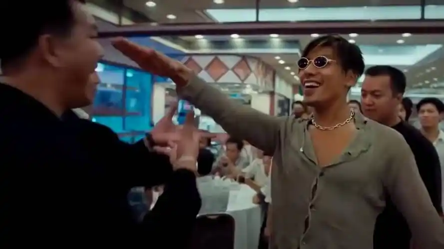 张耀扬身高181cm,外形优越高大有型,气质更是锋芒出众,模特出身的他