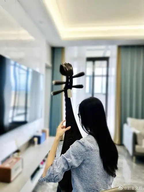 陈都灵休假日的安排##陈都灵弹钢琴背影照