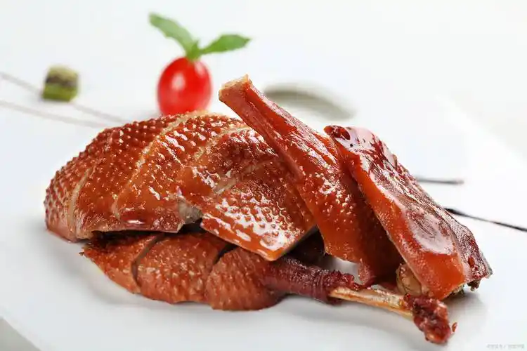 张红甫教你做经典粤菜:香滑豉油鸭的烹饪技巧与步骤_鸭子_色泽_广东