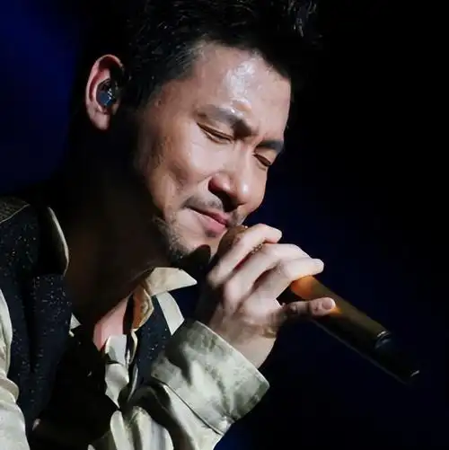 张学友尚未崭露头角,只是个默默无闻的小歌星时