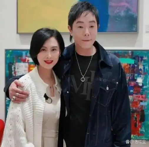 53岁朱茵近照曝光一家三口罕见同框60岁黄贯中撞脸林忆莲