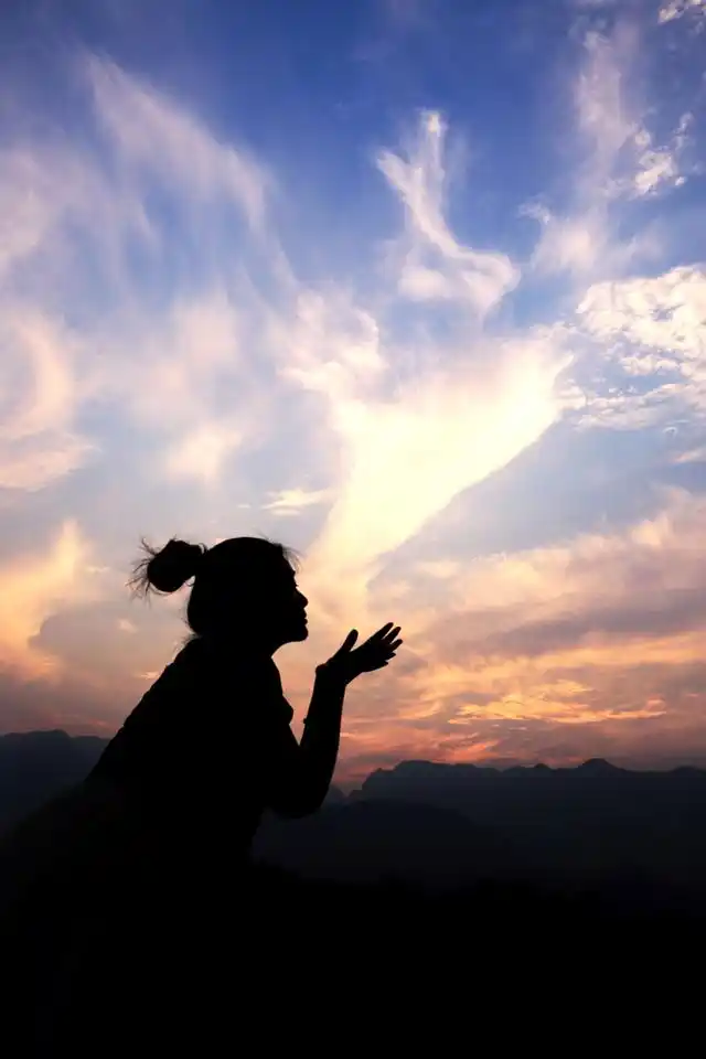 夕阳下的美少女,显得格外优雅清纯!