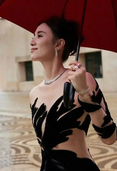 宋佳这次亮相又封神了在电影节闭幕式上穿透视礼服大秀好身材