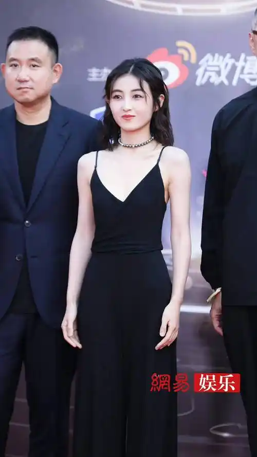 张子枫:告别土肥圆,现在也太时髦惊艳了吧_网友_体态_胳膊