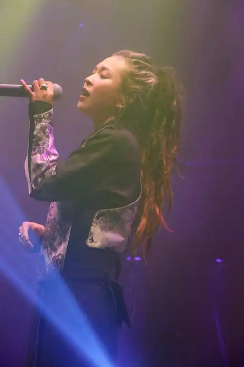 摇滚女王毕夏摇滚造型亮相杭州激情演绎经典歌曲引爆全场