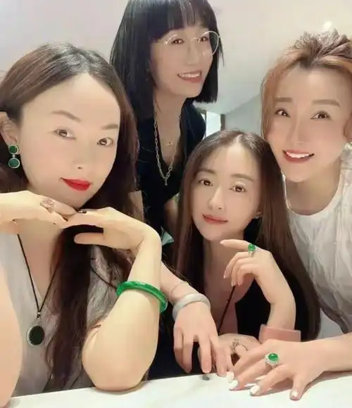 霍思燕跟闺蜜聚会,"穿金戴银"贵气十足,清纯少女变优雅贵妇