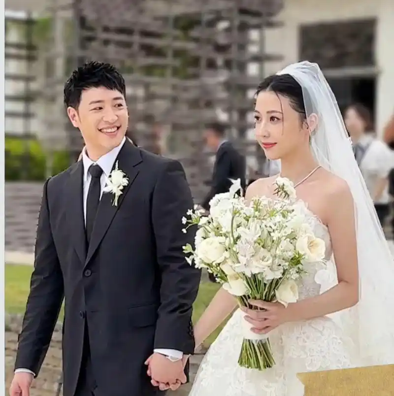 杨丞琳晒参加潘玮柏婚礼照片,看到陈妍希,杨丞琳,潘玮柏三人合体,瞬间