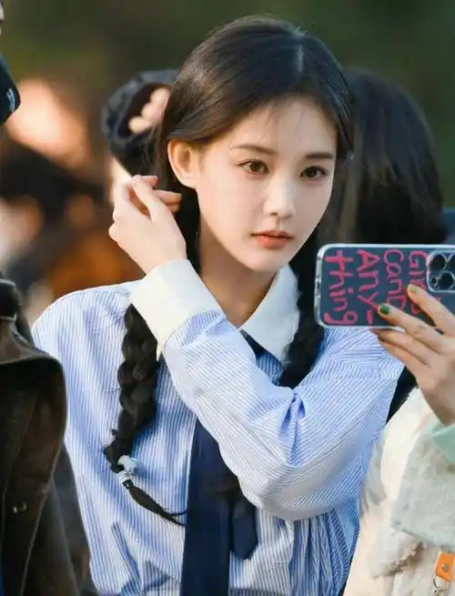 李一桐《无限超越班》学院风长相,双辫子,干净又抗衰老_少女_发型