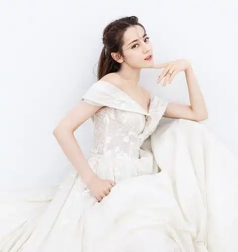原创迪丽热巴晒出婚纱照粉丝看了停顿3秒婚纱好看鞋子是什么鬼