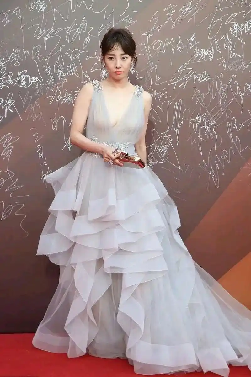 白百何是真敢穿,出席活动穿深v真空礼服,深v透视礼服若隐若现, 把优势