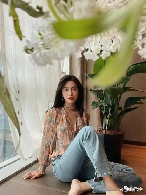 杨采钰是一位备受瞩目的年轻女演员,她的时尚穿搭风格深受粉丝们的