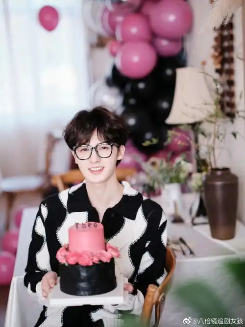 朱正廷黑框眼镜造型