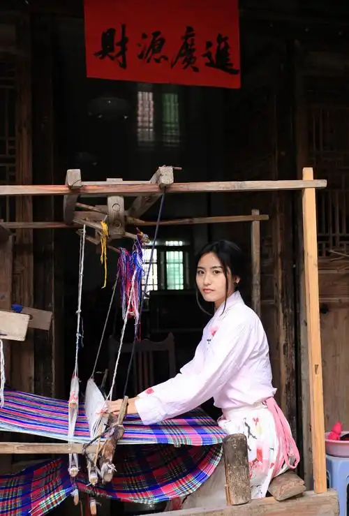 古村学做农活的漂亮村姑