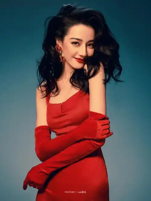 迪丽热巴红裙卷发复古造型