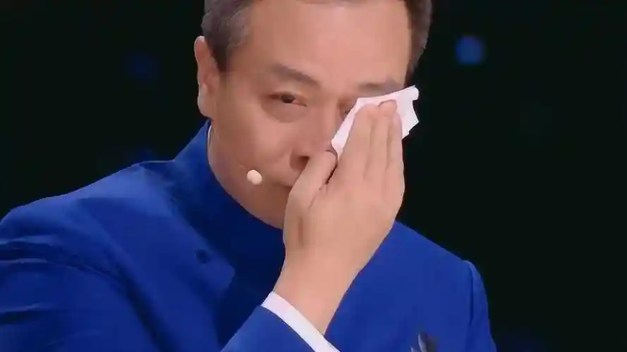 9岁患儿陈果毅坐轮椅上台,一首《父亲写的散文诗》唱哭全场人