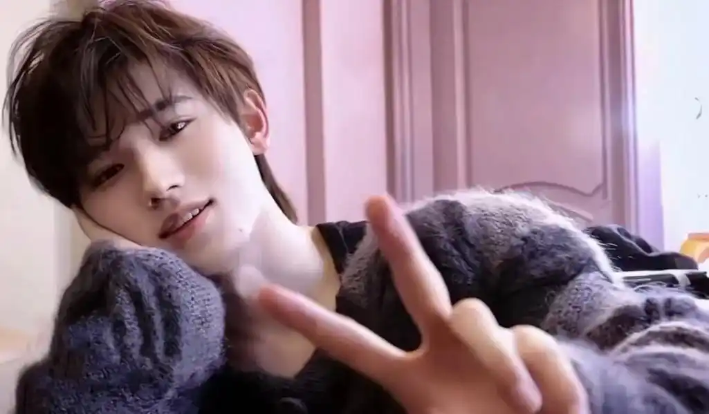 呜啦啦啦.#宋亚轩 #治愈系笑容 #微信背景图 宋亚轩#养成 - 抖音