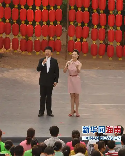 新华网海南频道 张小慧 摄女歌手柏文在现场演唱.