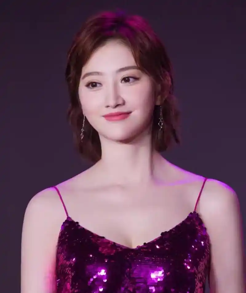 景甜身穿紫色深v吊带连衣裙,时尚又显瘦