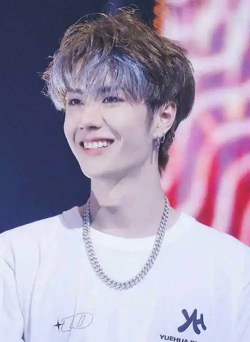 王一博的治愈系笑容:自带清新气质,单纯又干净_样子_阳光_模样