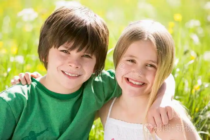 抱着儿子在户外微笑母亲和两个小孩坐在户外父亲抱着儿子在户外微笑