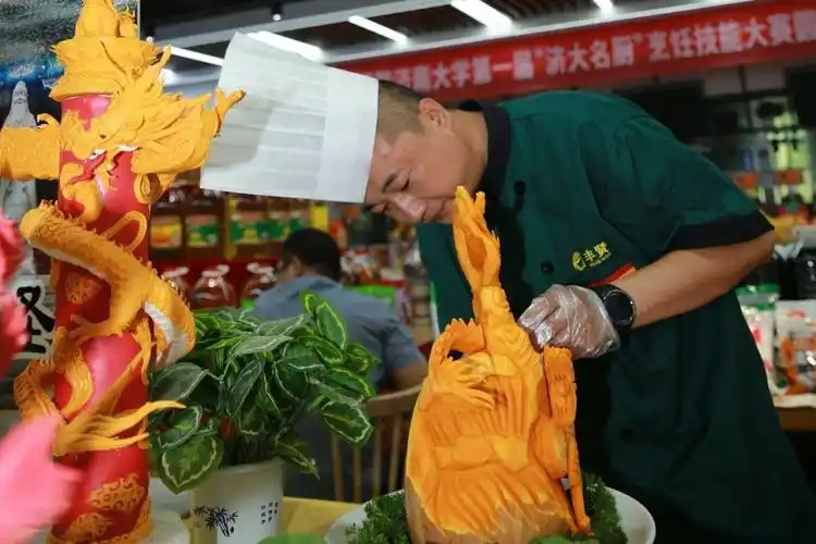 举行高校食堂饮食文化交流暨济南大学第一届"济大名厨"烹饪技能大赛