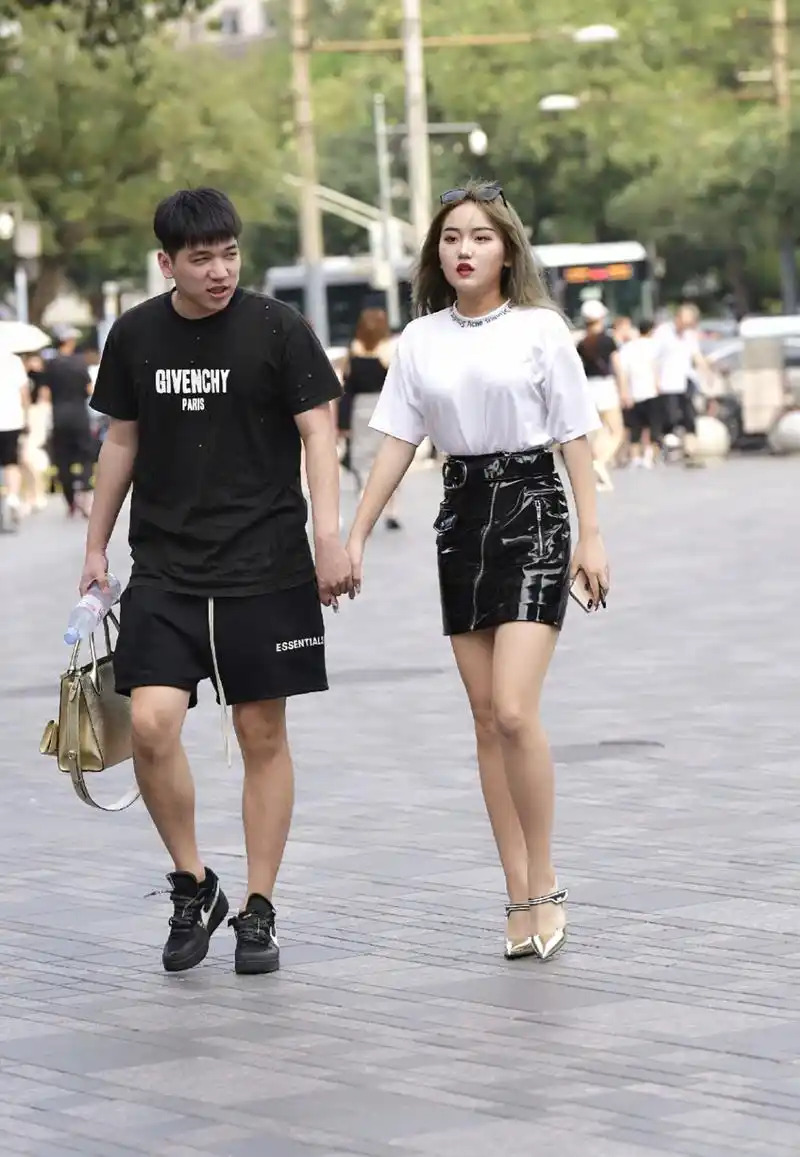 在时尚街区,看到这样一对对牵手逛街的小情侣,画面充满了幸福感