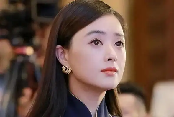 蒋欣是一位41岁的女演员,因为她的年龄和单身状态被媒体称为"41岁无人