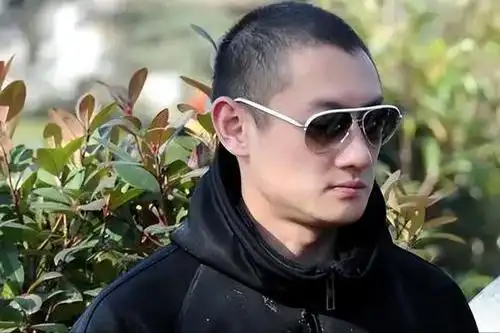 京城四少汪雨久未现身携儿子祭拜父母如今47岁已浪子回头