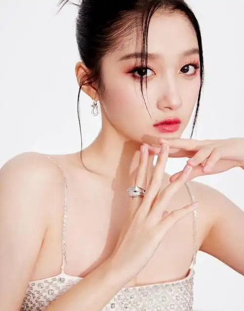 关晓彤生日高定写真好美!鹿晗卡点祝福,网友爆料两人吃饭庆生!