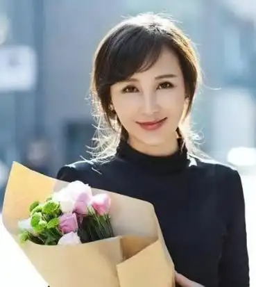 她19岁与导演"私奔",在地下室结婚,今丈夫用7部剧将她捧红