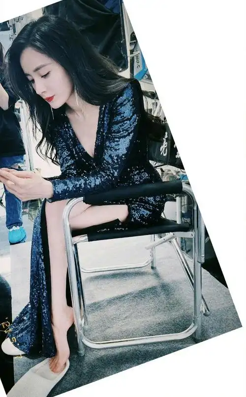 杨幂的坐姿美照,真的是人美怎么拍都好看