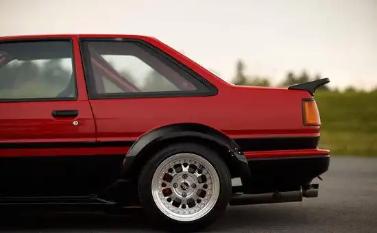 看到车辆前轮内部大尺寸的刹车套件,15英寸的轮毂并不能将它全部展