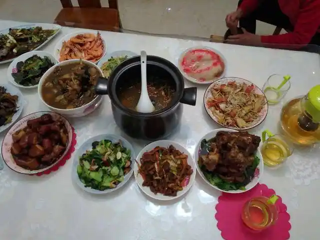 邀请一家人聚在一起吃饭,做上一盘培根金针菇,还有美味的鸡蛋饼