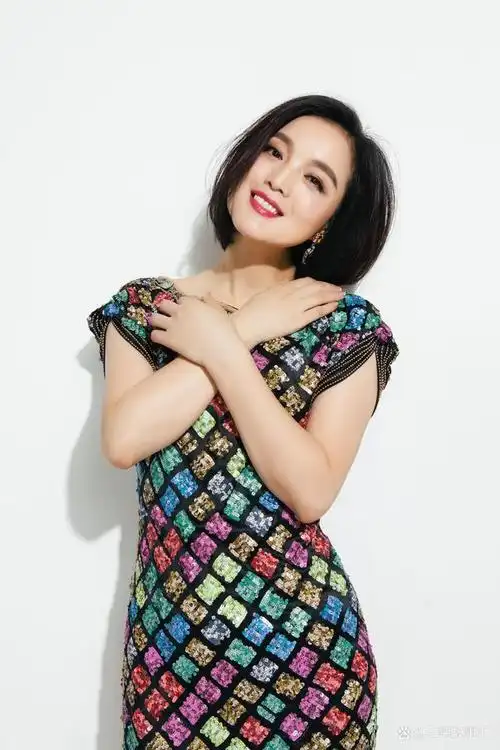 歌手白雪:当红时嫁给富豪,离婚后一人带娃,如今的她过得好吗?