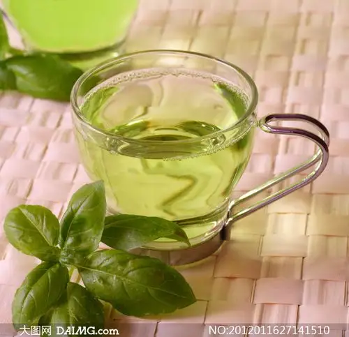 盛满茶水的茶杯高清摄影图片